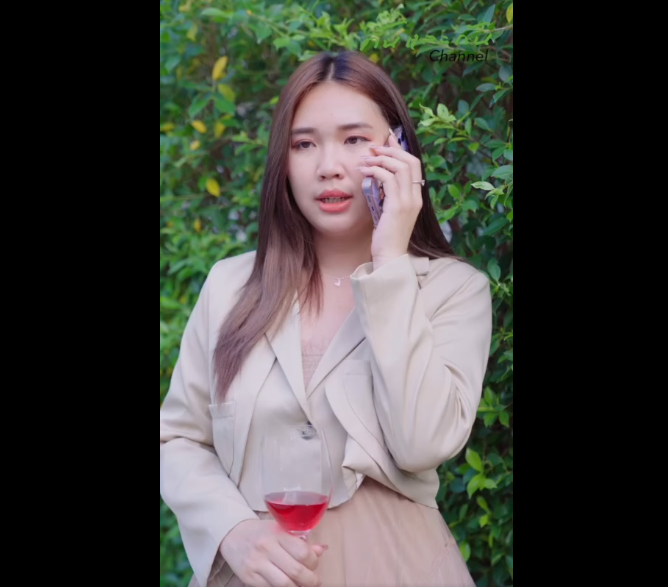 N0610012_ชายคนน งล กค าว ไอพ ยกกระเป กค าว ไอพ เลยทำแบบน บเขา_part2