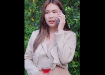 N0510055_ชายคนน งล กค าว ไอพ ยกกระเป กค าว ไอพ เลยทำแบบน บเขา_part2